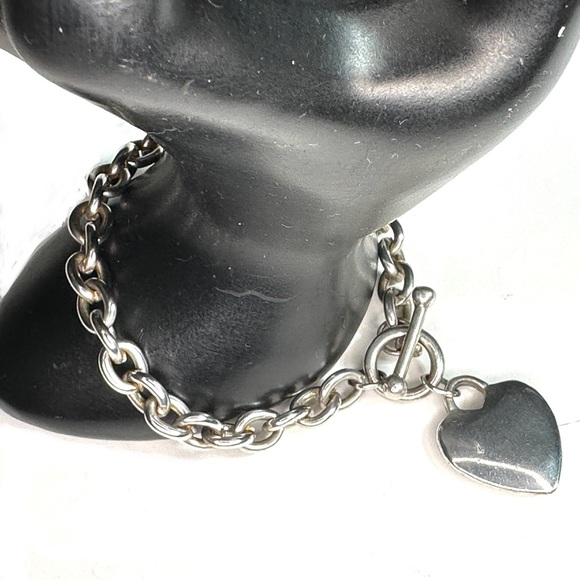 Heart Shaped Charm Toggle Bracelet Silver Tone Chain & Heart 7 3/4” - Picture 1 of 6